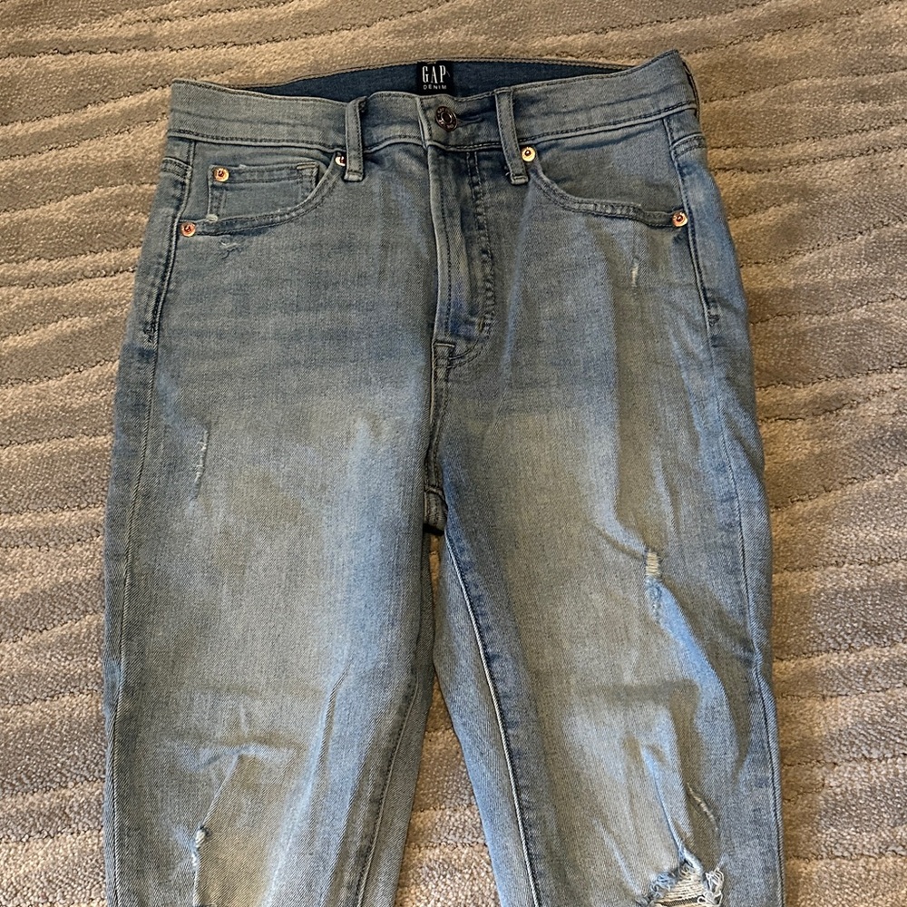 NWOT! GAP Light Blue Distressed Skinny Jeans - Size 4/27R